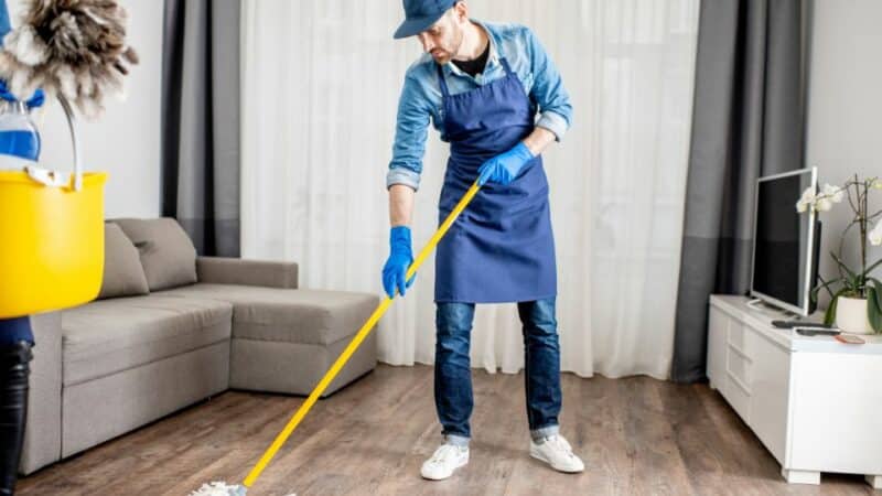 לנקות את הדירה